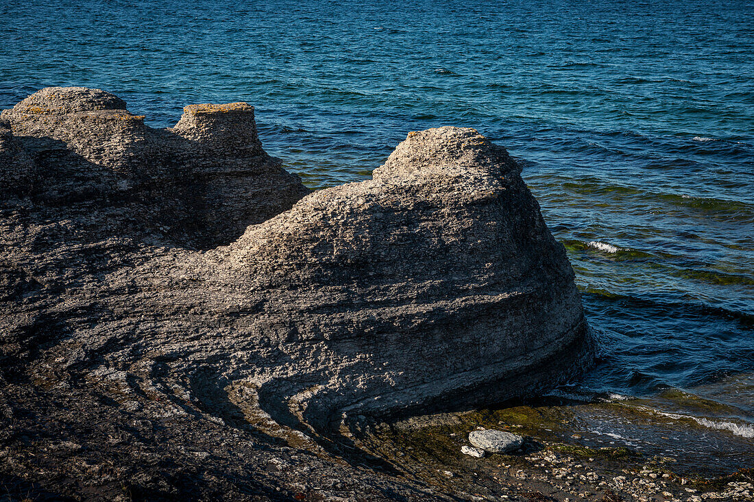 Küste der Insel Öland mit Kalksteinfelsen in Schweden bei Sonne 