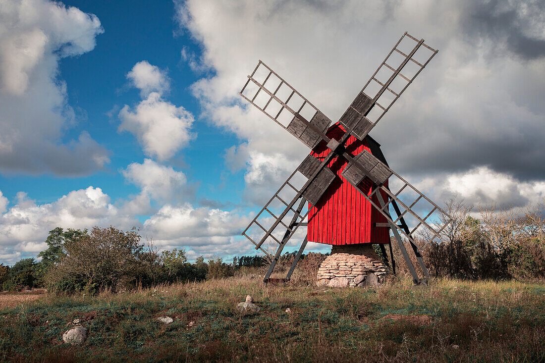 Rote Windmühle auf der Insel Öland im Osten von Schweden
