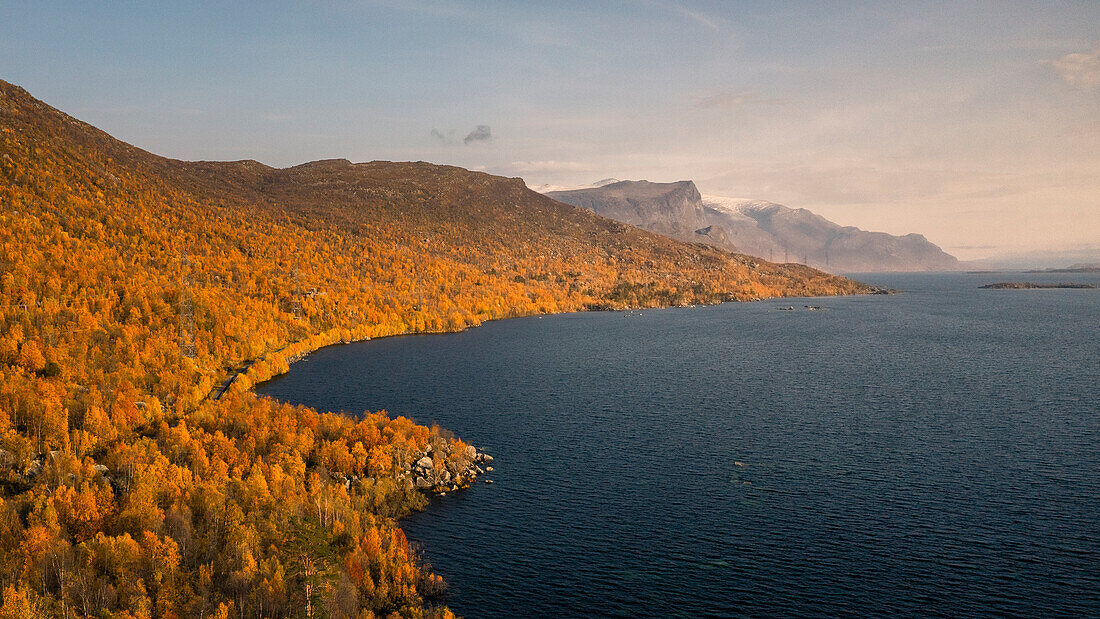 Landschaft mit Bergen und See im Stora Sjöfallet Nationalpark im Herbst in Lappland in Schweden von oben\n