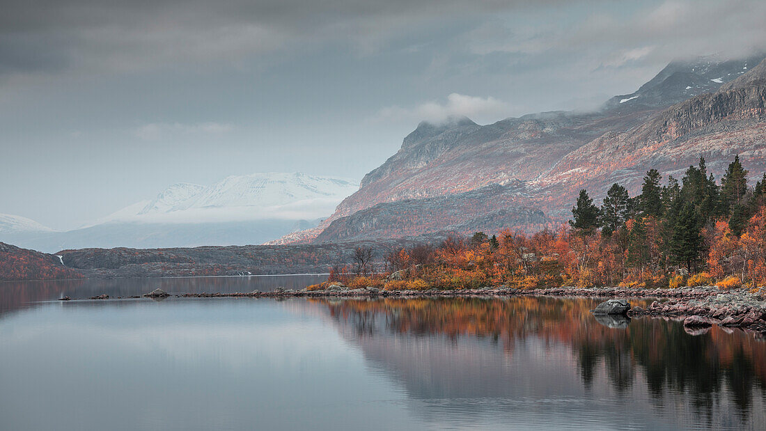 Landschaft mit Bergen und See im Stora Sjöfallet Nationalpark im Herbst in Lappland in Schweden\n