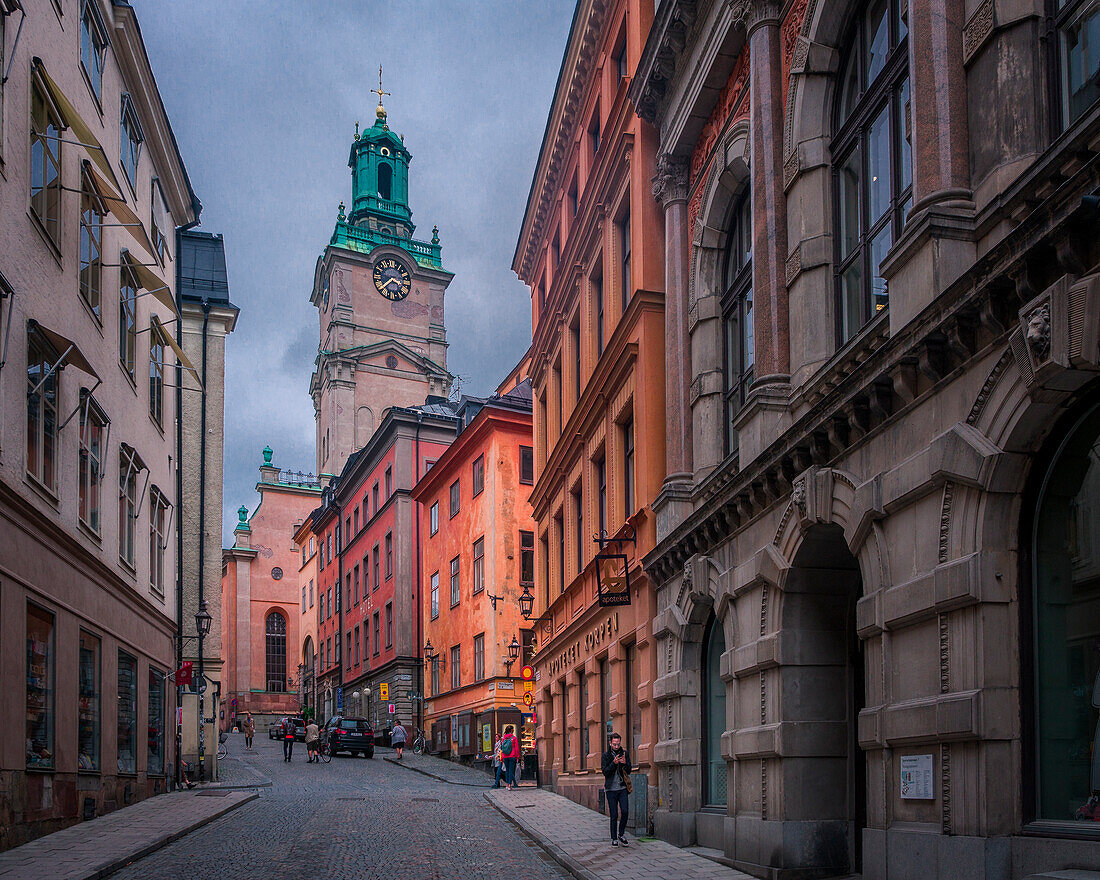 Hausfassaden mit Kirche Tyska Kyrkan in der Altstadt Gamla Stan in Stockholm in Schweden\n