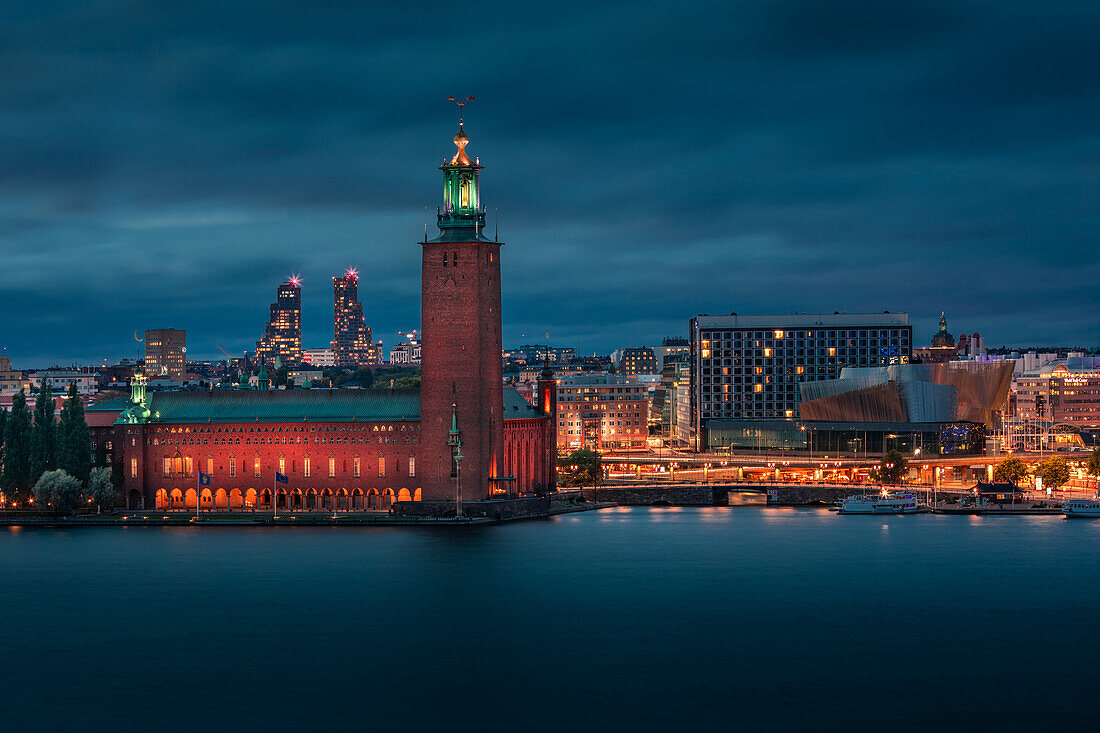 Beleuchtete Skyline von Stockholm bei Nacht mit Stadshus in Schweden
