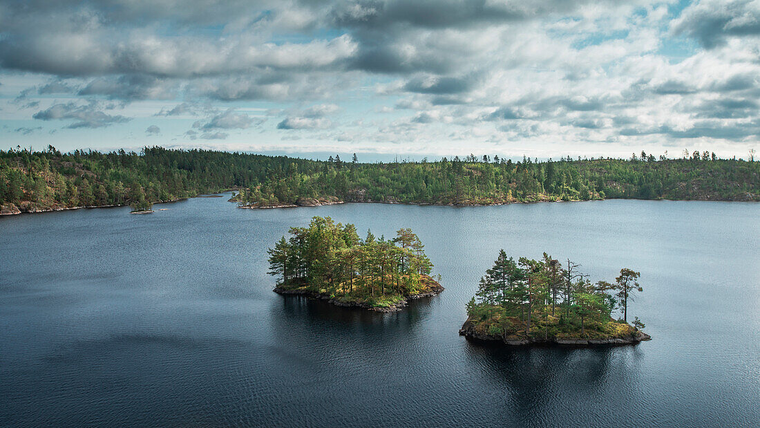 Kleine Inseln im See Stensjön im Tyresta Nationalpark in Schweden, von oben\n