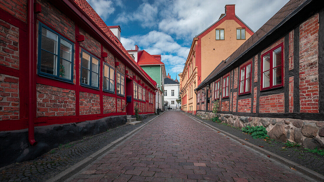 Hausfassaden und Straße in Ystad in Schweden\n