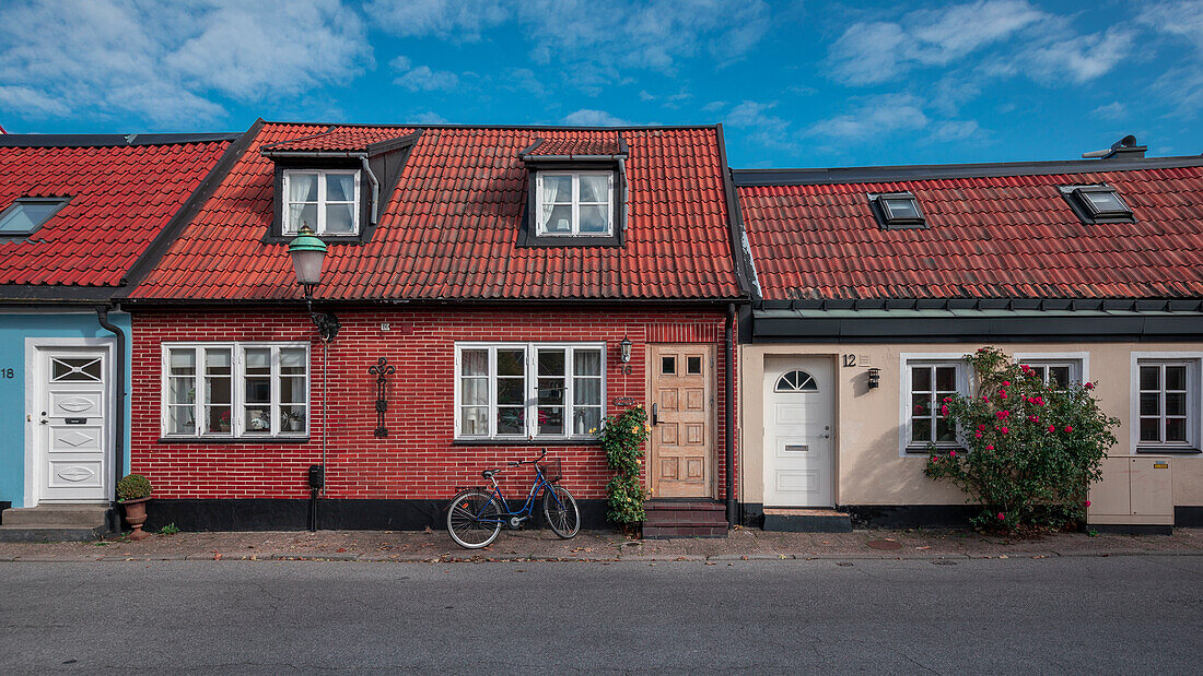 Hausfassaden in Ystad in Schweden bei Sonne\n