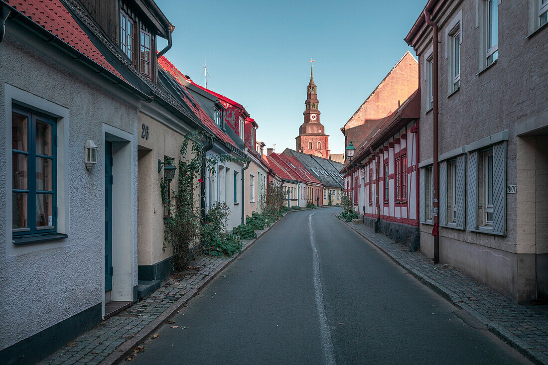 Straße mit Sankt Marien Kirche in Ystad in Schweden im Sonnenuntergang\n