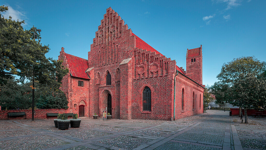 Kloster in Ystad in Schweden bei Sonne mit blauem Himmel\n