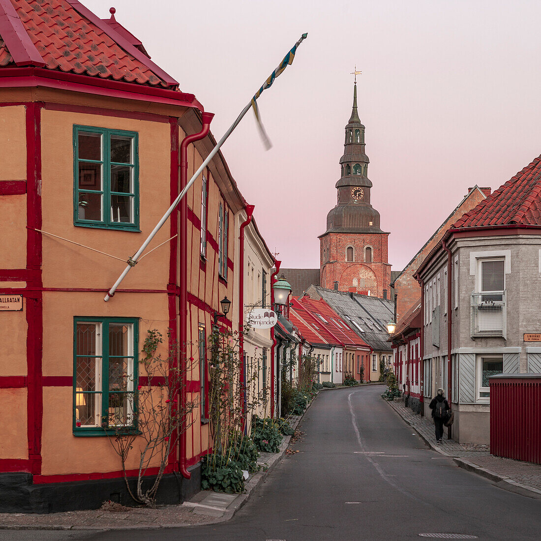Straße mit Sankt Marien Kirche in Ystad in Schweden im Sonnenuntergang\n