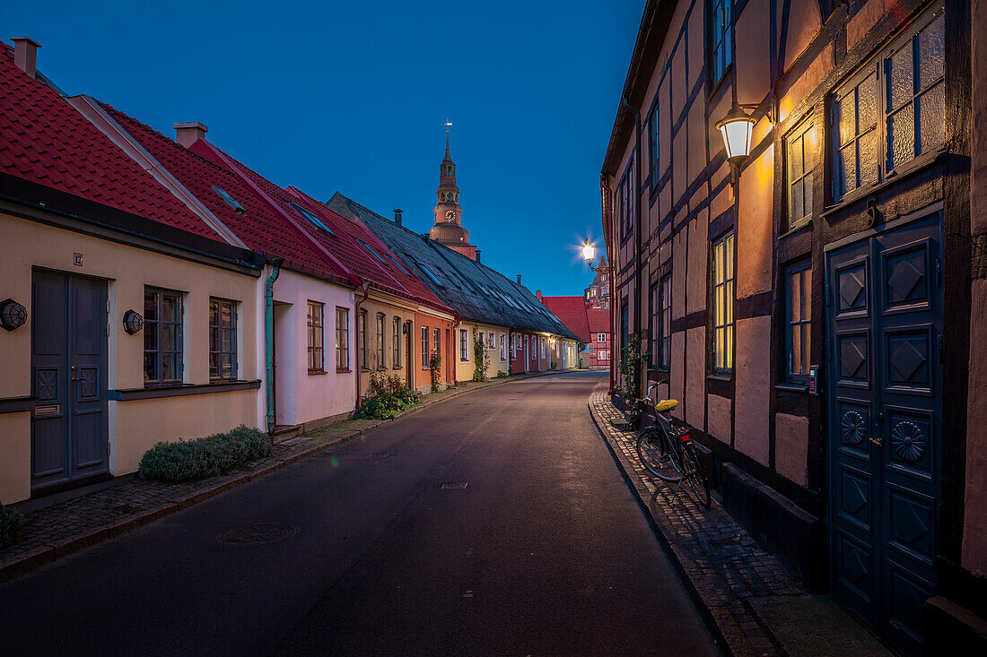 Straße mit Sankt Marien Kirche in Ystad in Schweden bei Nacht\n