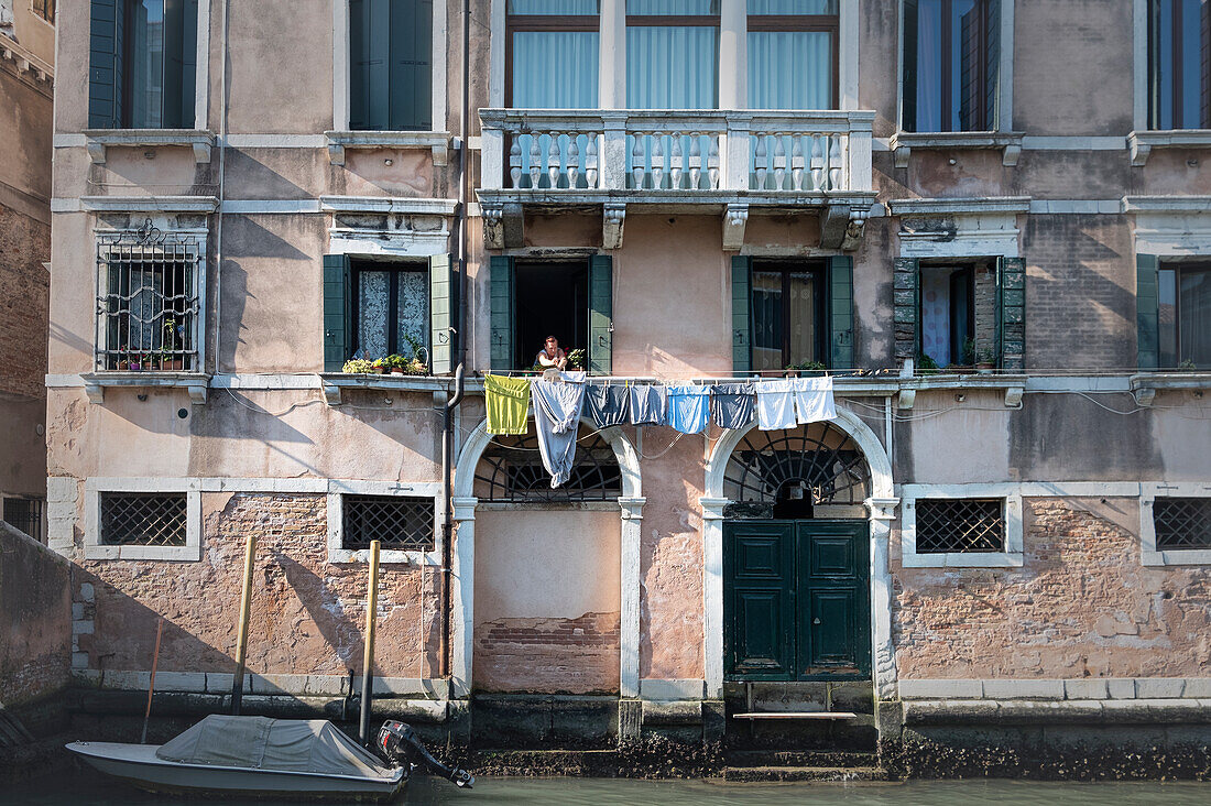 Blick auf eine Fassade mit Wäscheleine in Cannareggio, Venedig, Venetien, Italien, Europa