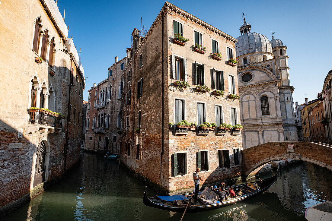 Blick  auf eine Gondel in einem Kanal in Venedig, Venezia, Venetien, Italien, Europa