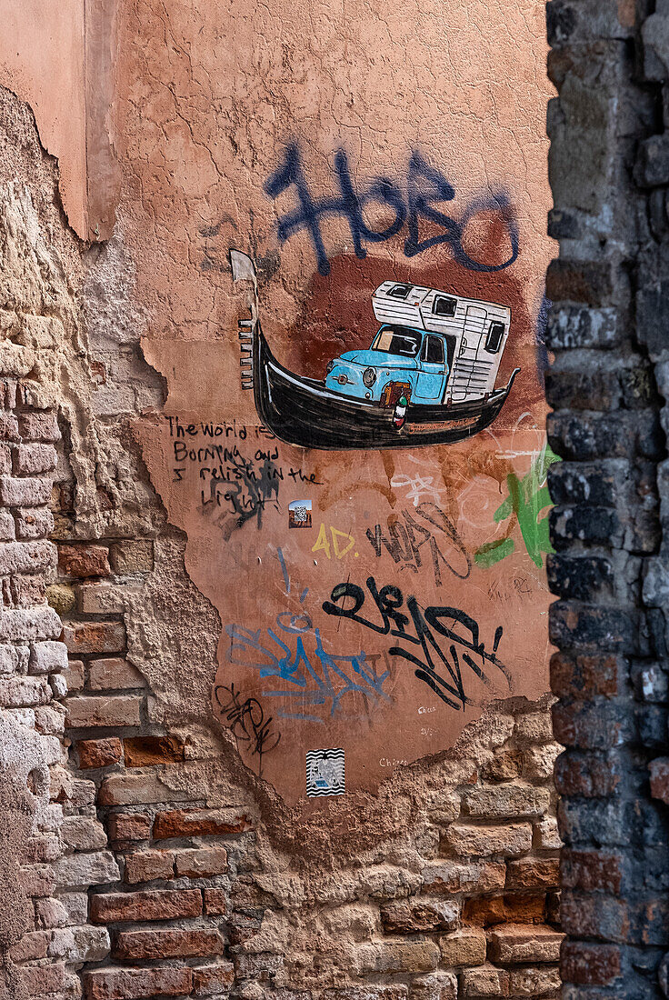 Graffiti von Camper in Gondel auf einer Mauer in Venedig, Venetien, Adria, Italien, Europa