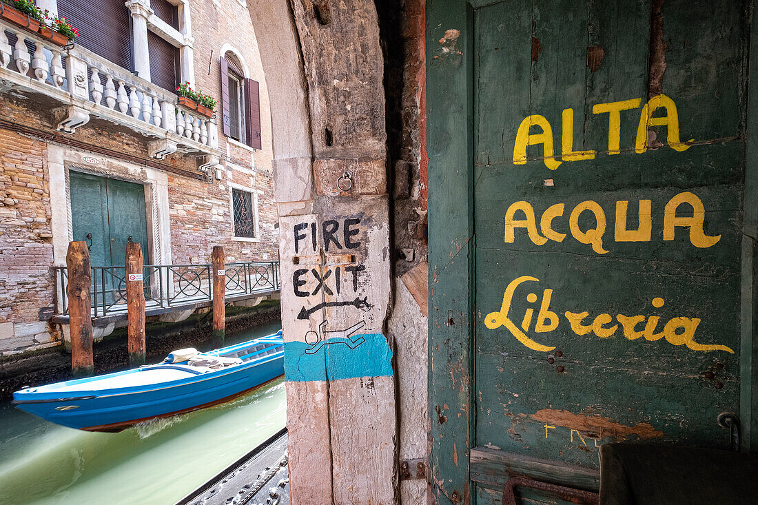 Blick auf den Notausgang der alten Libreria Aqua Alta in Venedig, Venetien, Italien, Europa
