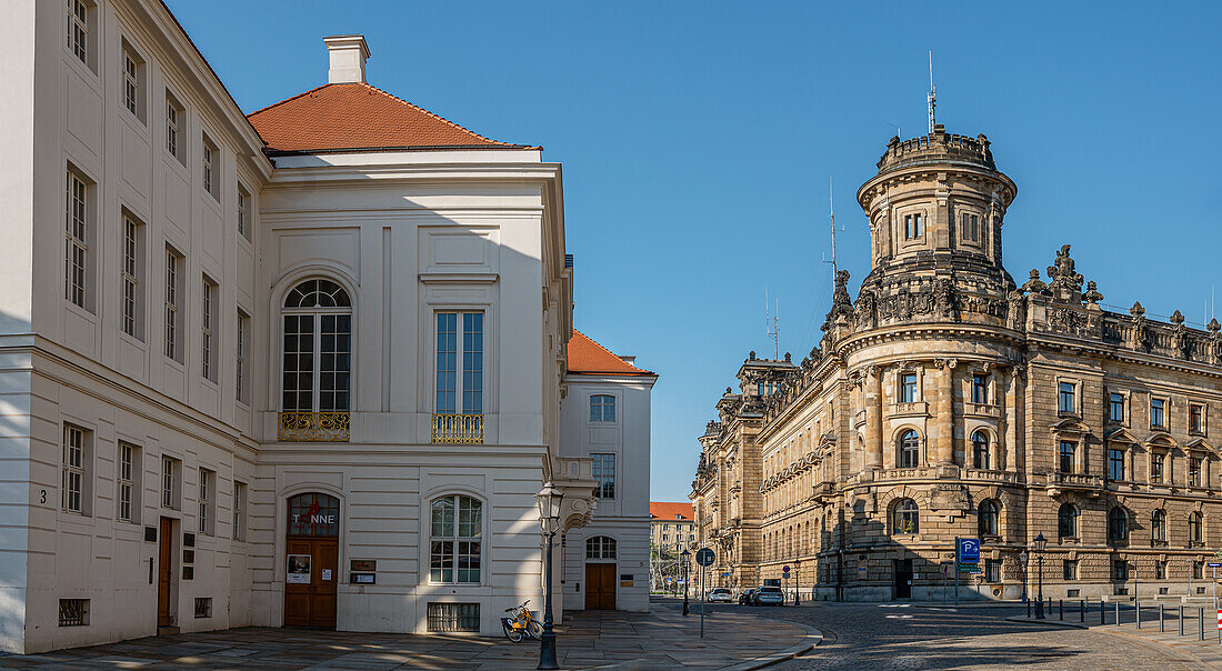 Schießgasse in Dresden mit dem Polizeipräsidium rechts und dem Kurländer Palais links, Sachsen, Deutschland