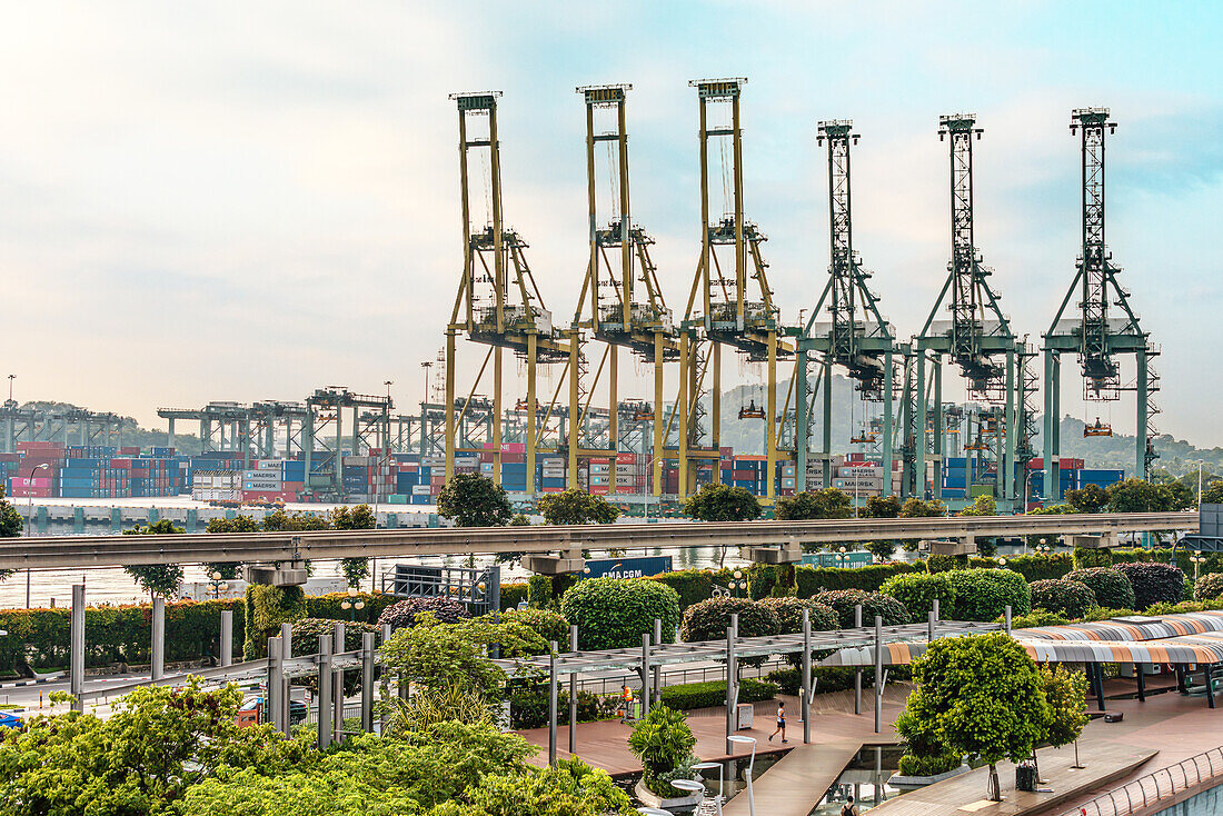 Aussicht über den Frachthafen und Sentosa Boardwalk von Singapur