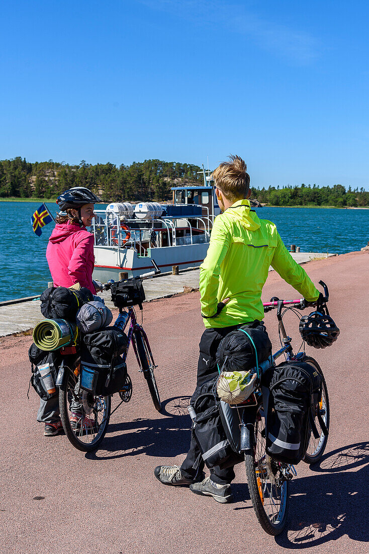 Fahrradfahren auf den Ahland Inseln, Fahrradfähre bei Geta, Ahland, Finnland