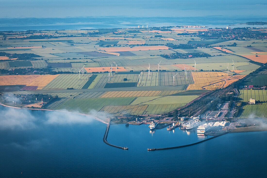 Blick von oben auf den Fährhafen in Puttgarden, Fehmarn, Ostsee, Luftaufnahme, Ostholstein, Schleswig-Holstein, Deutschland