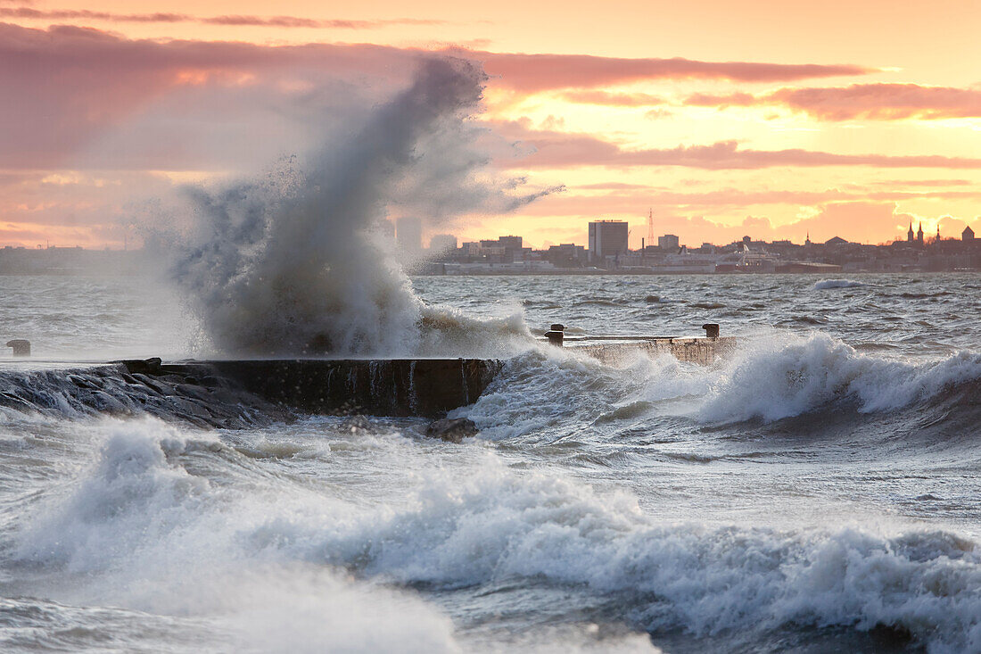Ein Unwetter in der Ostsee, Wellen, die über eine Mole schlagen