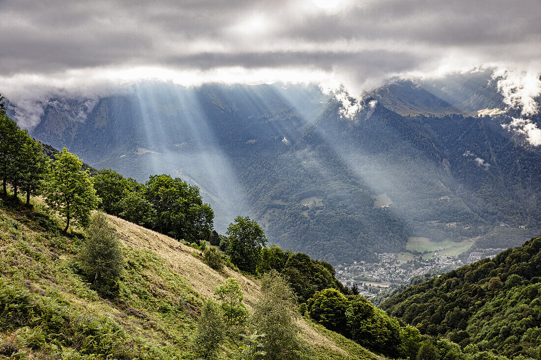 Frankreich, Sonnenstrahlen über Berglandschaft