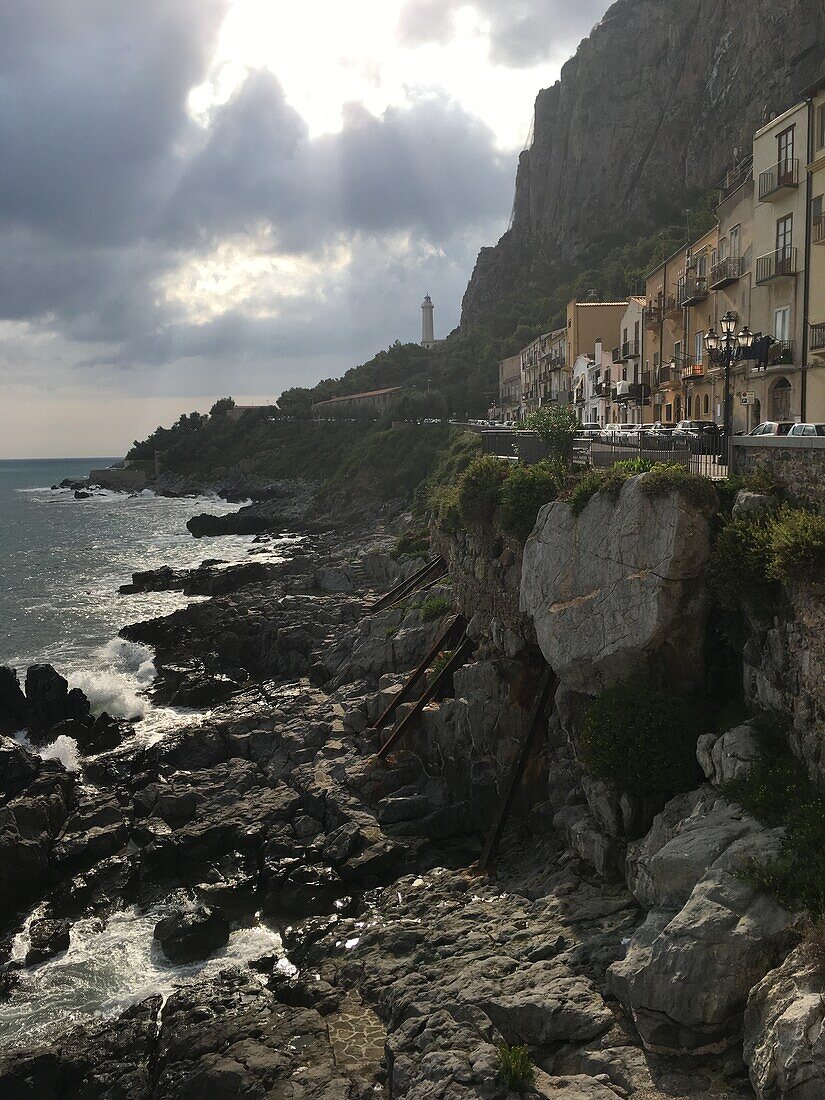 Cefalu, Felsenküste, Sizilien, Italien