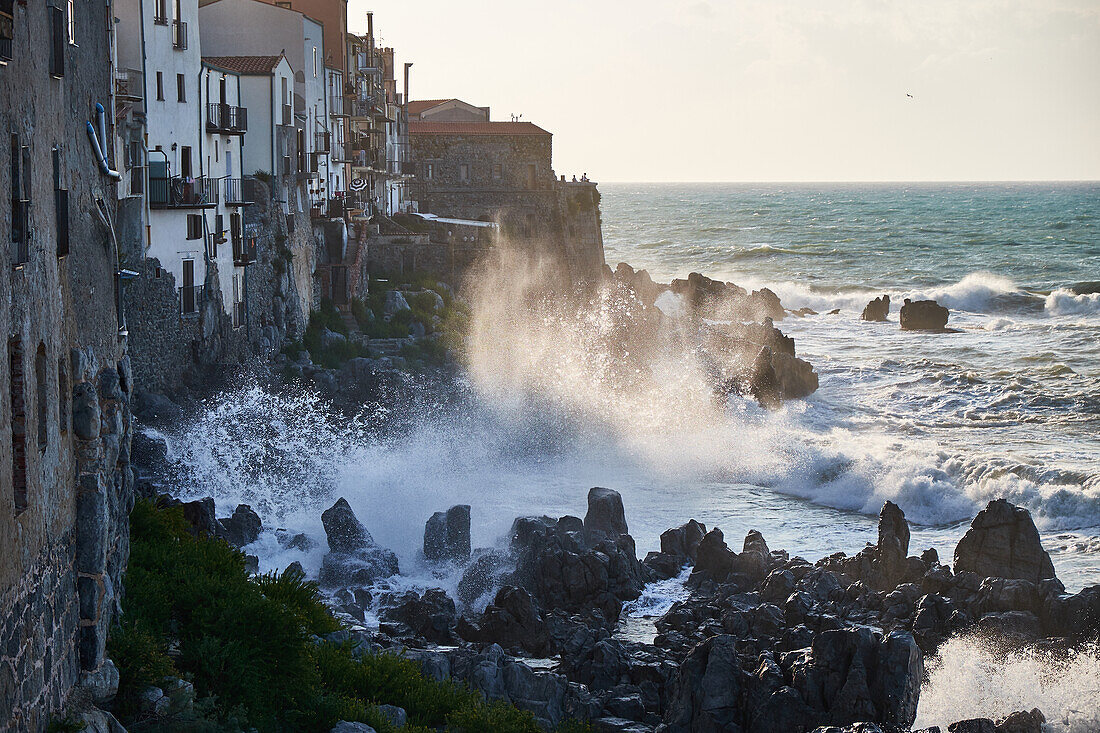 Cefalu, Brandung am Meer, Sizilien, Italien