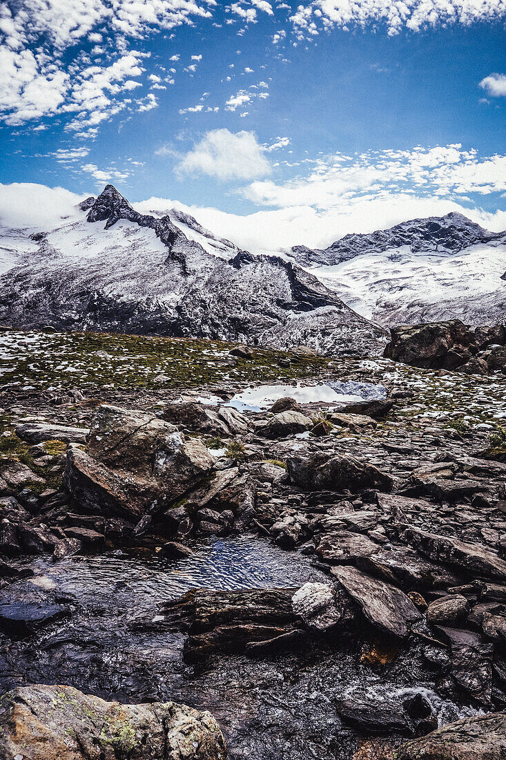 Die Zillertaler Gebirgskette mit Neuschnee im Herbst, Berliner Höhenweg im Trailrunning Stil, Mehrtagestour in den Zillertaler Alpen, Tirol, Österreich