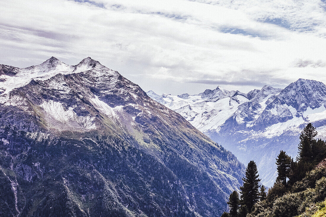 Gebirgslandschaft mit erstem Schnee, Berliner Höhenweg im Trailrunning Stil, Mehrtagestour in den Zillertaler Alpen, Tirol, Österreich