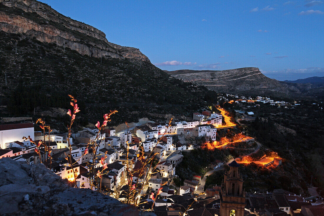 Das Dorf Chulilla, Klettergebiet in Spanien, Provinz Valencia, Blaue Stunde, Nachtaufnahme, nach Sonnenuntergang