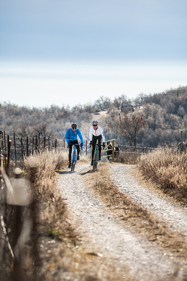 Two gravel bikers on a gravel road in Valpolicella, Italy