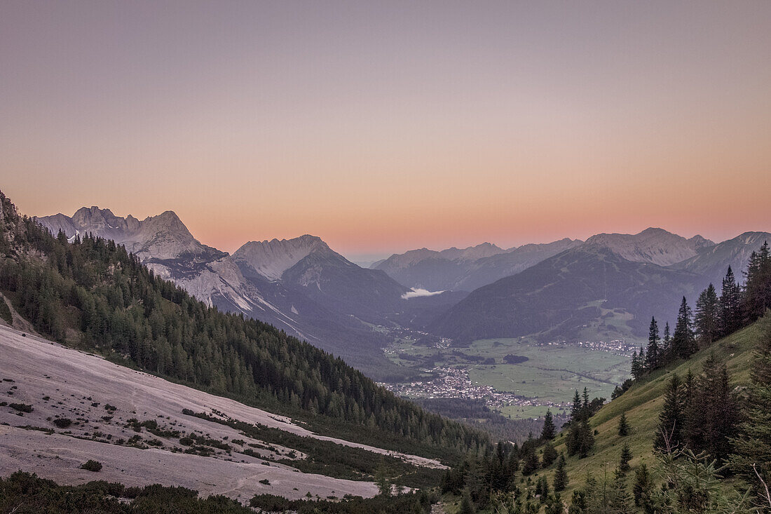 Aufstieg von Ehrwald durchs Gamskar auf die Zugspitze im ersten Morgenlicht, Wetterstein, Bayern, Deutschland