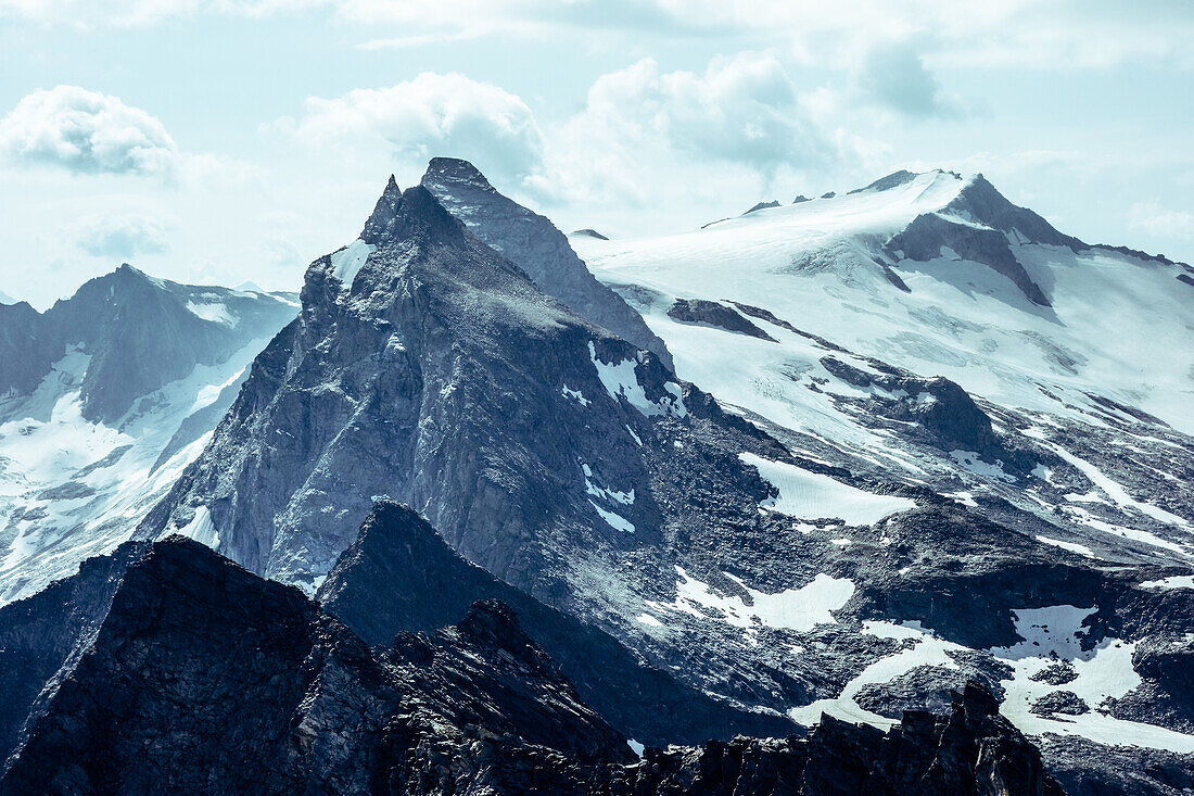 Blick von der Zsigmondyspitze im Zillertal auf die Zillertaler Alpen, Tirol, Österreich