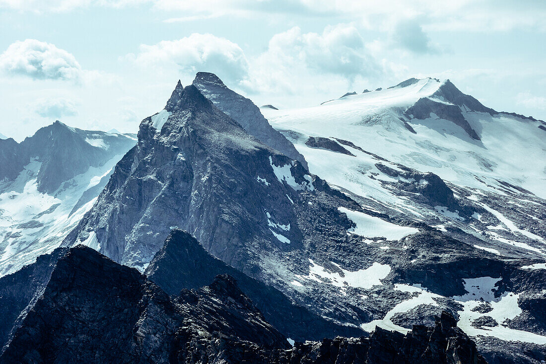 View from the Zsigmondyspitze in the Zillertal to the Zillertal Alps