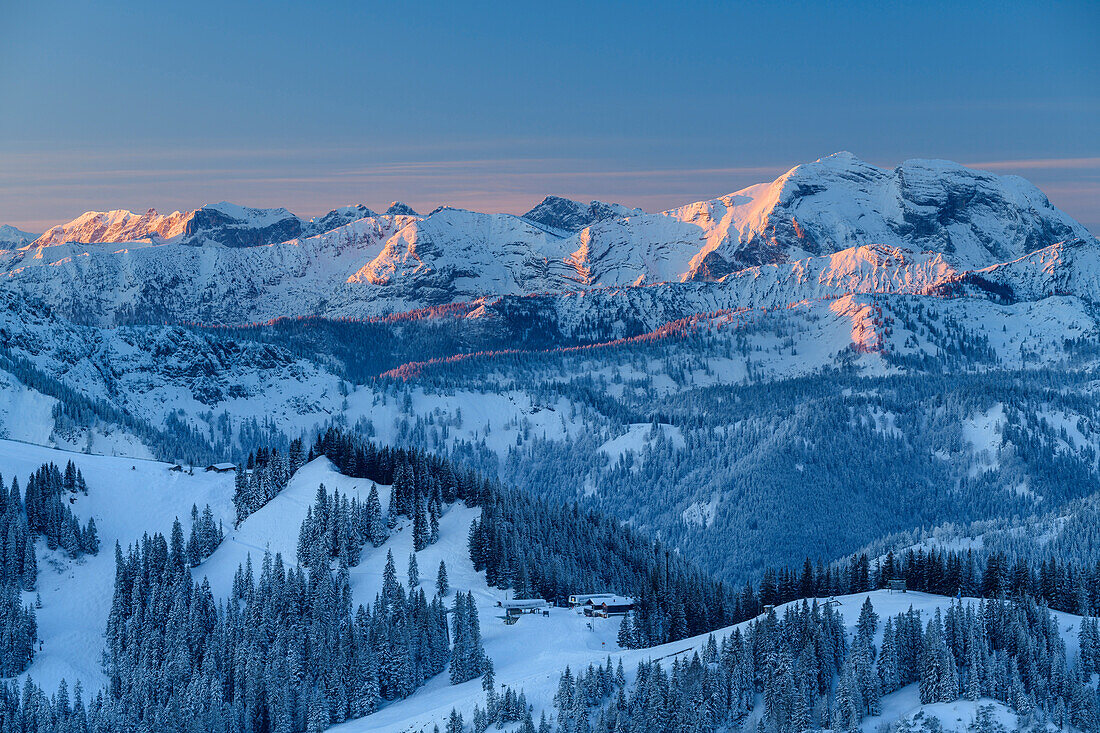 Verschneite Gipfel des Spitzinggebiets mit Guffert im Rofan im Hintergrund, von der Brecherspitze, Spitzinggebiet, Bayerische Alpen, Oberbayern, Bayern, Deutschland