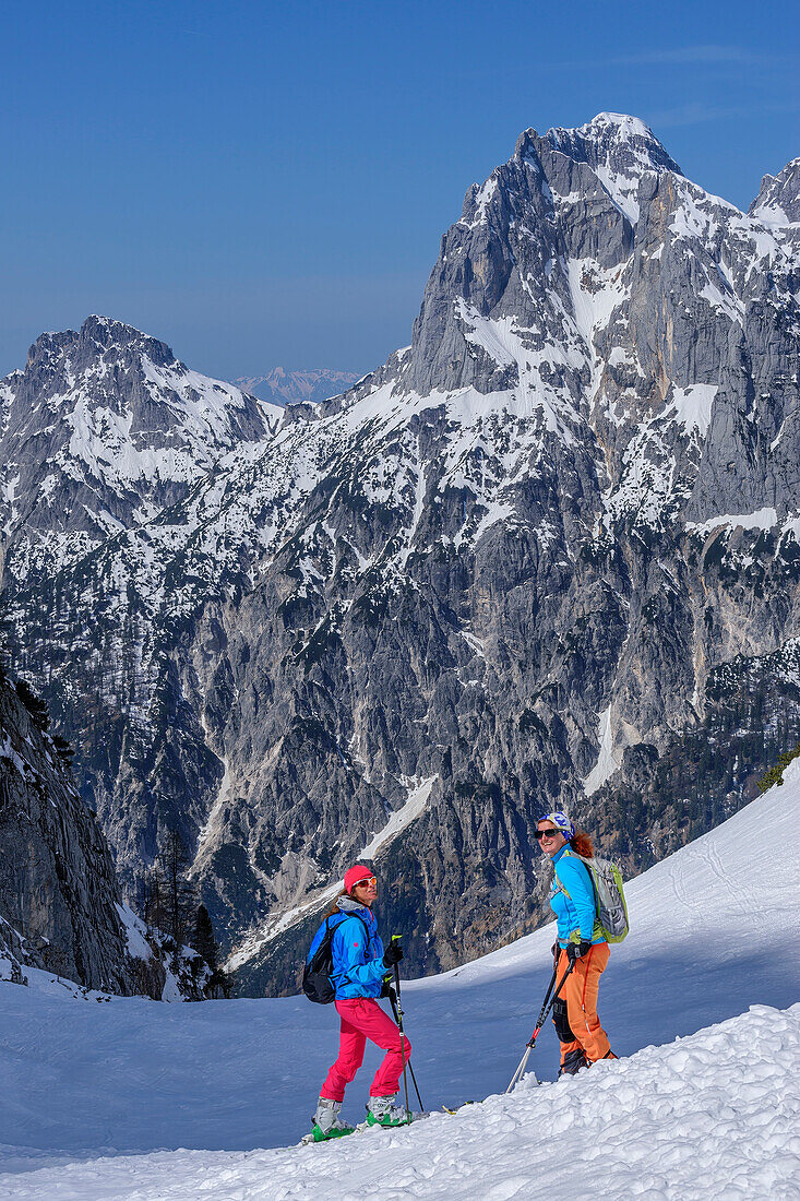 Zwei Frauen auf Skitour stehen im Ofental, Reiteralm im Hintergrund, Ofental, Berchtesgadener Alpen, Nationalpark Berchtesgaden, Oberbayern, Bayern, Deutschland
