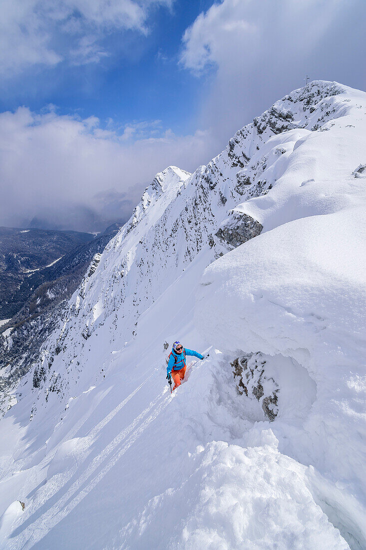 Frau auf Skitour steigt zu Fuß zum Hinteren Sonnwendjoch auf, Hinteres Sonnwendjoch, Bayerische Alpen, Tirol, Österreich