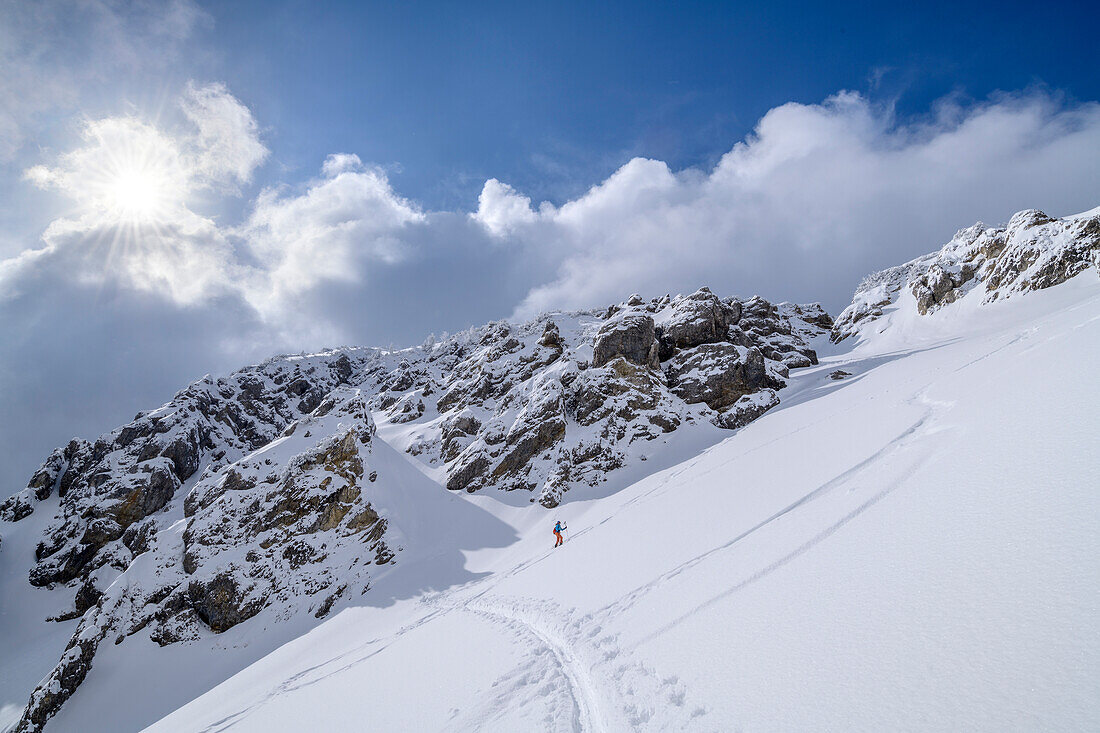 Frau auf Skitour steigt zum Heimgarten auf, Heimgarten, Bayerische Alpen, Oberbayern, Bayern, Deutschland
