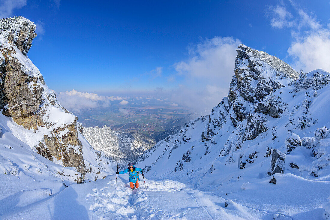 Frau auf Skitour steigt zu Fuß zur Hohen Kisten auf, Hohe Kisten, Estergebirge, Bayerische Alpen, Oberbayern, Bayern, Deutschland