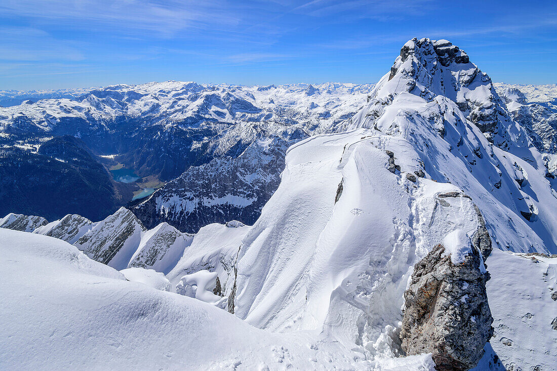 Snow-covered ridge from Watzmann-Hockeck to Watzmann-Mittelspitze, Hochkönig and Steinernes Meer in the background, Hocheck, Watzmann, Berchtesgaden Alps, Berchtesgaden National Park, Upper Bavaria, Bavaria, Germany