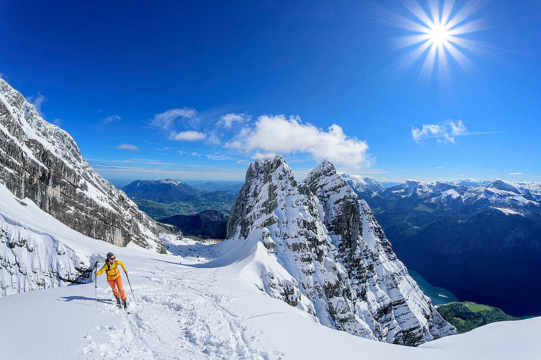 Frau auf Skitour steigt ins Watzmannkar auf, Kleiner Watzmann im Hintergrund, Watzmannkar, Drittes Watzmannkind, Berchtesgadener Alpen, Nationalpark Berchtesgaden, Oberbayern, Bayern, Deutschland