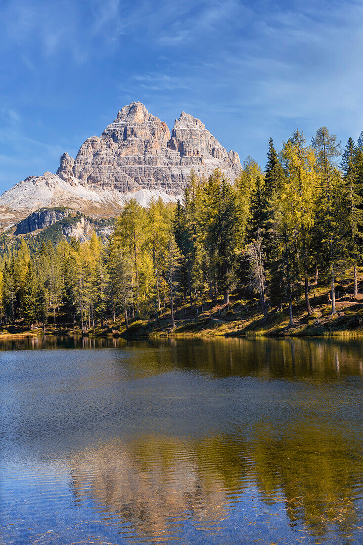 Die Drei Zinnen spiegeln sich im herbstlichen Antornosee, Südtirol, Italien, Europa