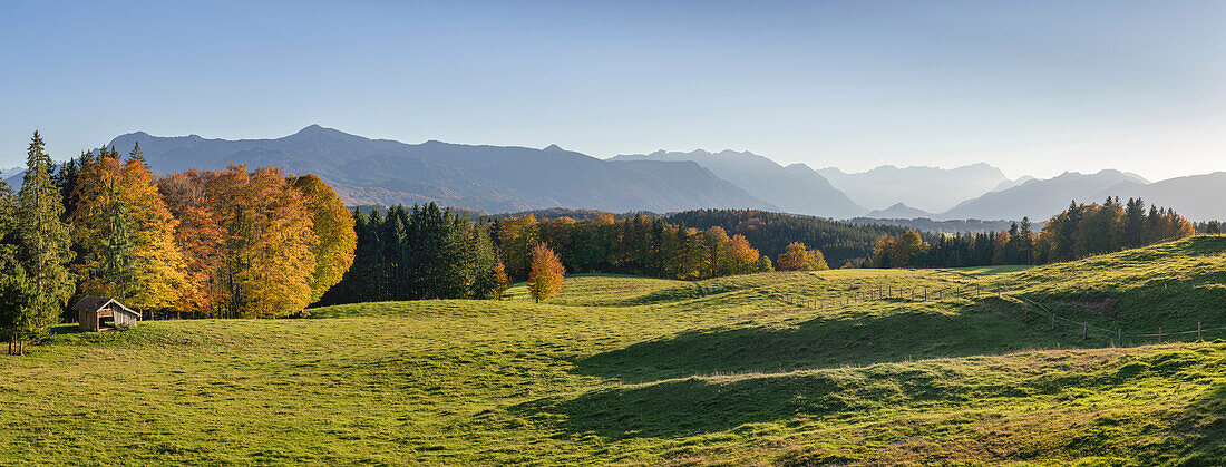 Herrlicher Blick von der Aidlinger Höhe auf die Alpen an einem Oktoberabend, Aidling, Murnau, Bayern, Deutschland, Europa