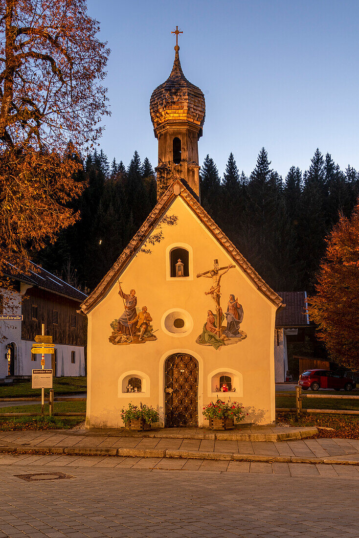 Historische Kapelle in Klais bei Mittenwald, Oberbayern, Bayern, Deutschland