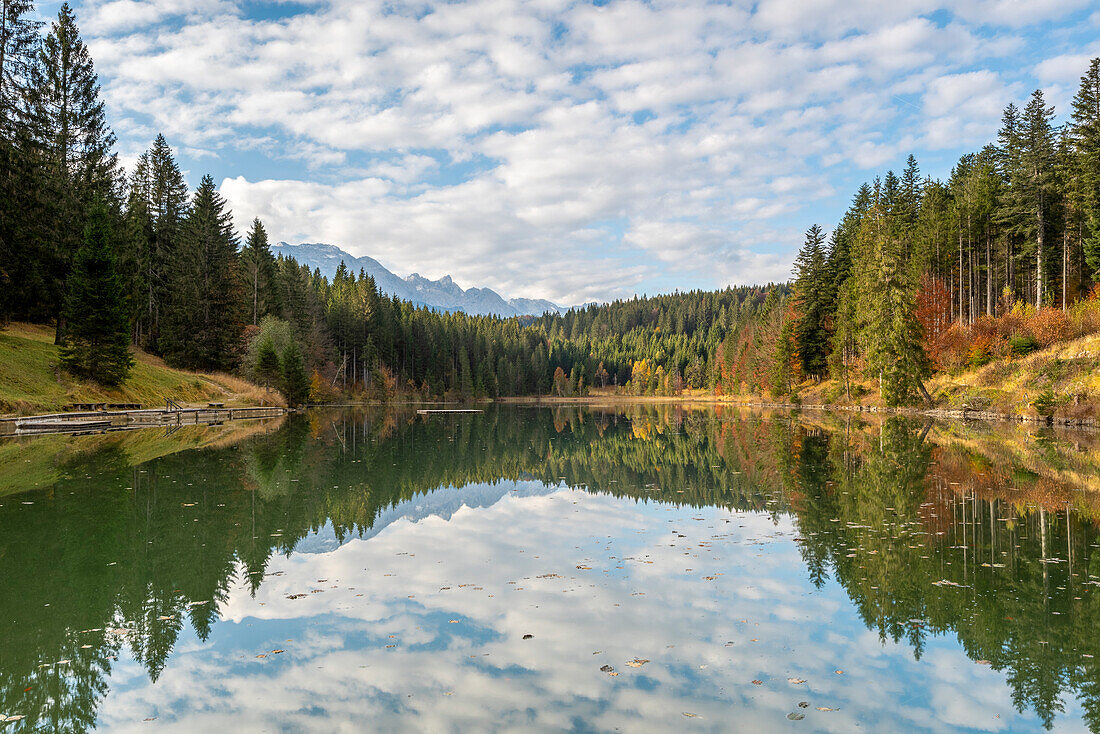 Grubsee im Herbst, natürlicher Badesee, liegt in unmittelbarer Nähe des Barmsees, Krün, Bayern, Deutschland