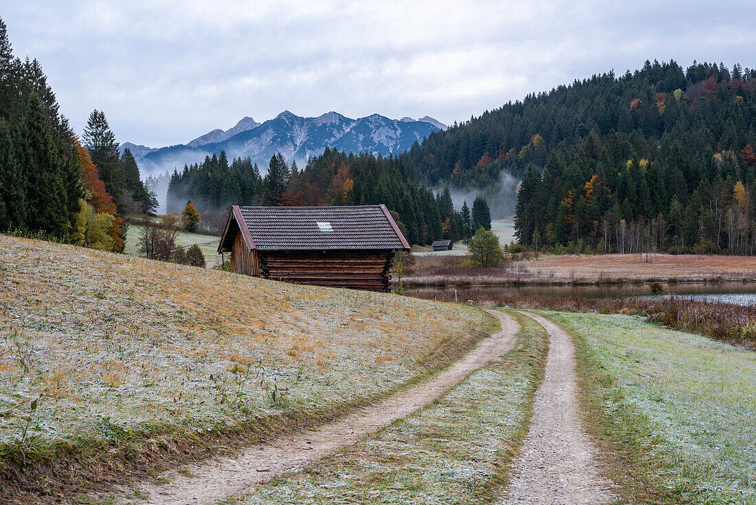 Herbst am Geroldsee, dahinter das Karwendelgebirge, Klais, Werdenfelser Land, Bayern, Deutschland