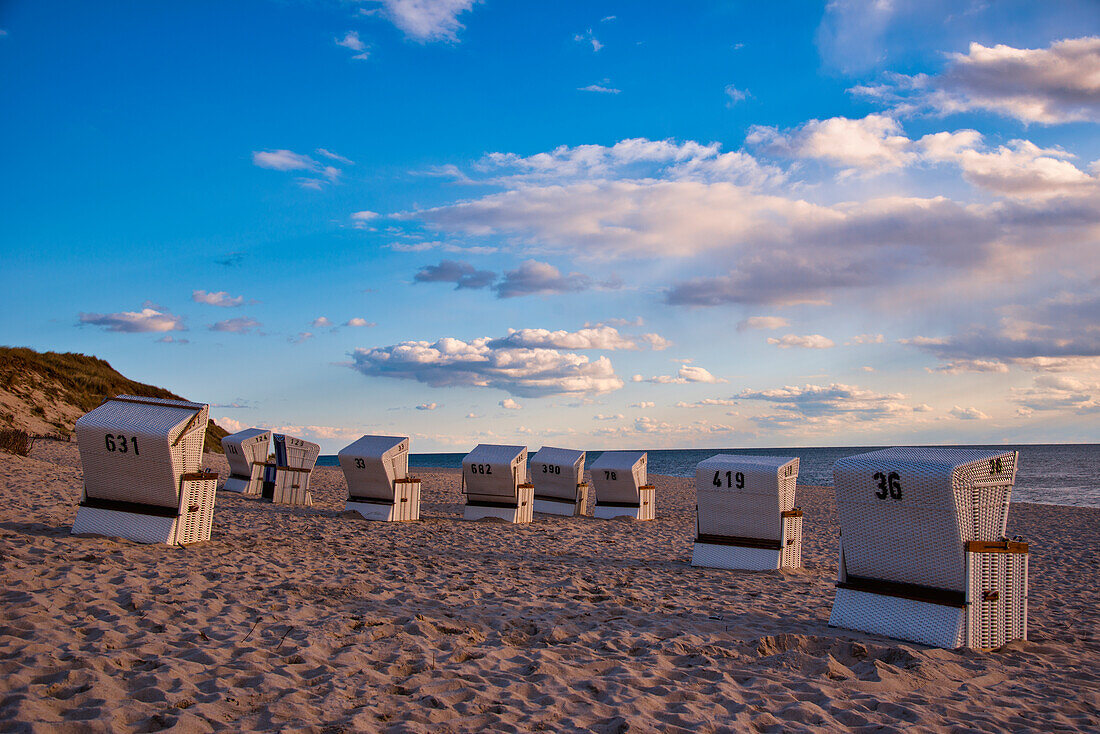 Strandkörbe im Abendlicht, Hörnum, Sylt, Deutschland