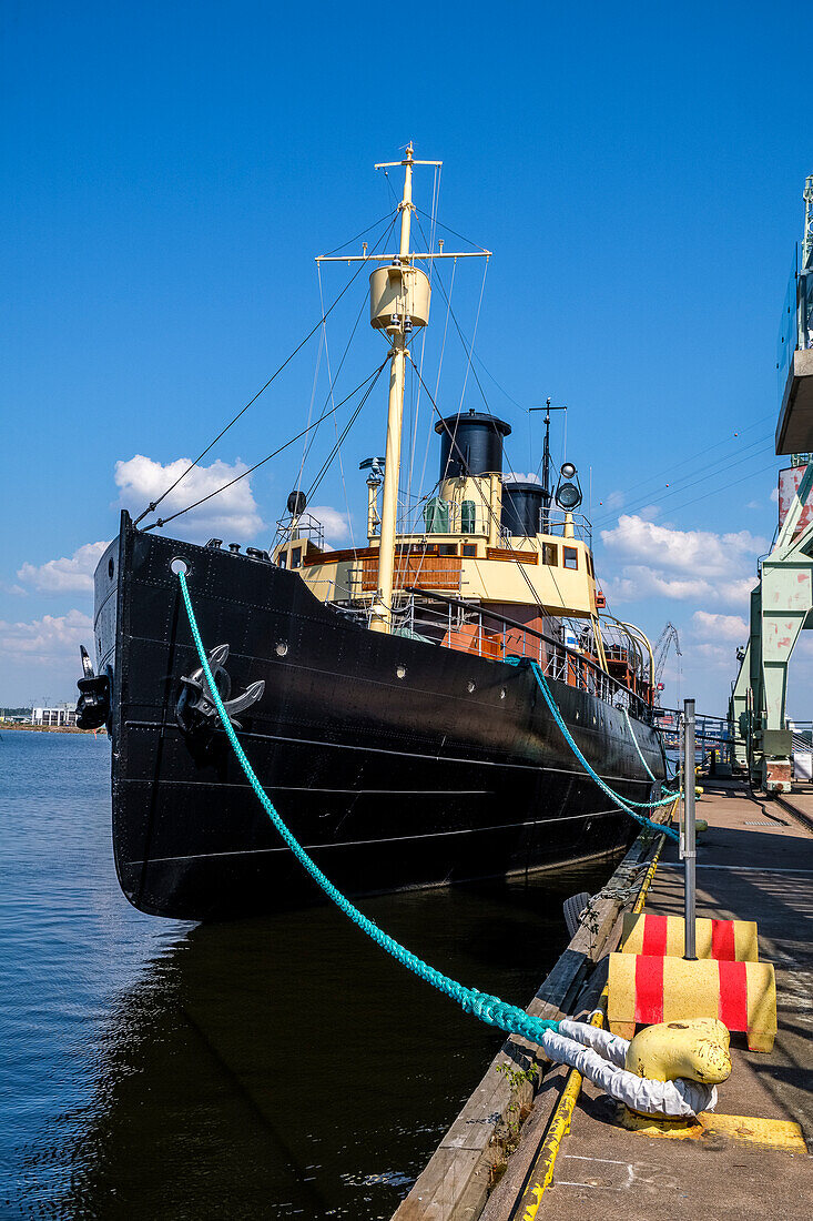 Eisbrecher Tarmo im Hafen vor Maritime Centre Vellamo, Kotka, Finnland