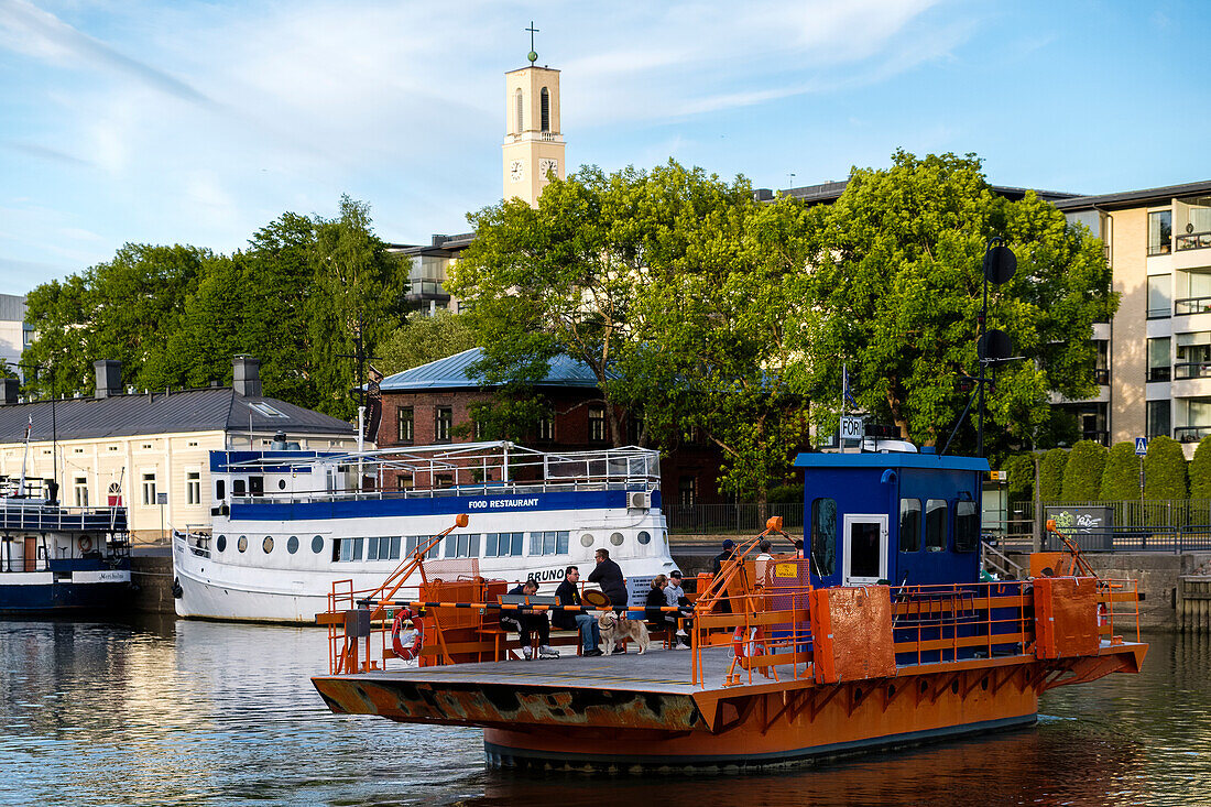 Fahrrad- und Fussgängerfähre über den Fluss Aurajoki, Turku, Finnland