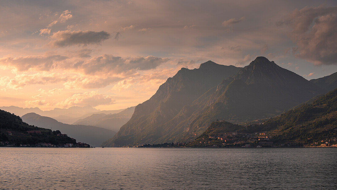 Berge am Iseosee im Sonnenuntergang, Italien