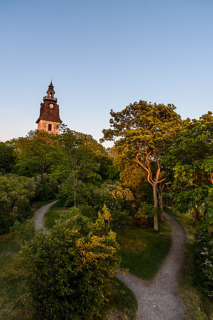 Blick vom Holzpavillon am Hafen auf Birgittenkirche, Naantali, Finnland