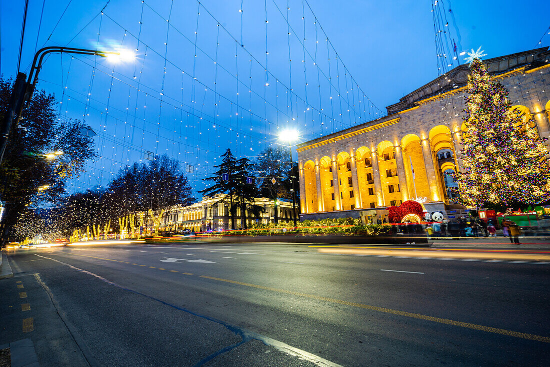 TIFLIS, GEORGIEN: Weihnachtsdekoration im Stadtzentrum von Tiflis, der Hauptstadt von Georgien